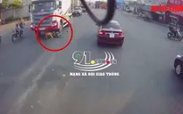 Sang đường không quan sát, người phụ nữ bị xe bồn "nuốt gọn" trong gầm