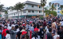 Hàng nghìn người tiệc tùng bất chấp COVID-19, Miami Beach phải áp đặt lệnh giới nghiêm