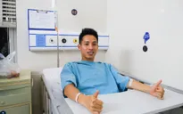 Hùng Dũng gãy 1/3 dưới xương cẳng chân phải sau pha phạm lỗi của Hoàng Thịnh