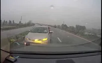 Tài xế đi ngược chiều bắt xe đi đúng phải nhường đường