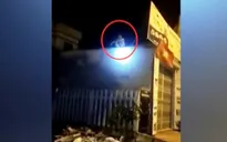 Thanh niên ngáo đá cố thủ trên nóc nhà hơn 5 tiếng