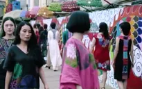 Sàn diễn thời trang đặc biệt ở khu phố ven sông Hồng