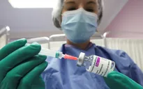 Anh tiêm vaccine ngừa COVID-19 cho trẻ em