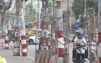 2 hộ dân không cho đặt trạm biến áp, gần 100 cột điện đứng giữa đường