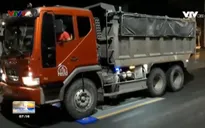 Nhiều xe ben tấp vào đường để trốn, né chốt cân quá tải trong đêm ở TP.HCM