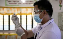Philippines điều tra 9 thị trưởng ‘chen ngang’ tiêm vaccine