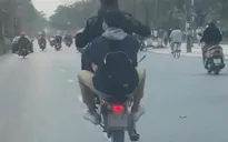 Hà Nội xử lý 2 thanh niên "bốc đầu" xe máy qua phản ánh của người dân