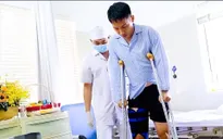 Những bước đi đầu tiên của Hùng Dũng sau ca phẫu thuật