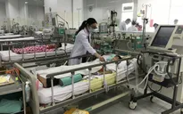 Chủ quan sau tai nạn đá bóng, bé trai nhập viện nguy kịch