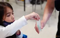 Trẻ càng nhỏ càng có kháng thể mạnh với SARS-CoV-2