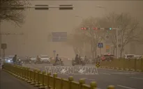 Trung Quốc tiếp tục ban bố cảnh báo vàng về bão cát