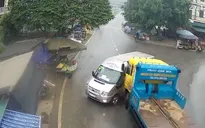 Vào cua không quan sát, xe khách bị xe tải tông móp thân trái