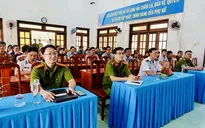 Cảnh sát biển tặng cờ Tổ quốc cho ngư dân đảo Phú Quý