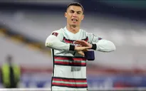 Ronaldo giận dữ ném băng đội trưởng vì bị tước bàn thắng