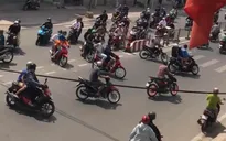 Trưa nắng, nhóm quái xế dàn trận đua xe bạt mạng giữa đường