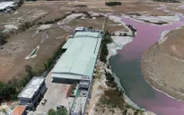 Phát hiện một nhà máy hoạt động không phép trong vụ nước hồ đổi màu tím ở Bà Rịa - Vũng Tàu