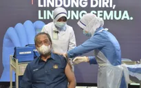 Malaysia phê chuẩn vaccine COVID-19 của AstraZeneca và Sinovac