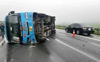 Xe khách lật trên cao tốc Nội Bài - Lào Cai, 7 người thoát chết