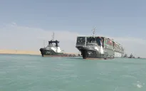 Vẫn còn 422 tàu mắc kẹt ở hai đầu kênh đào Suez