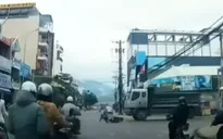 "Vội" 2 giây chờ đèn đỏ, suýt trả giá bằng mạng sống