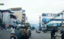 Suýt mất mạng vì điều khiển xe máy cố vượt đèn đỏ