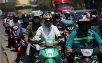 Người dân TP Hồ Chí Minh vất vả chống chọi nắng nóng trở lại