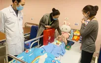 Bé gái rơi từ tầng 13 chung cư xuất viện