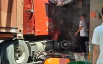 Xe container húc nhiều xe máy rồi tông sập nhà dân