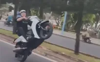 Khoe "chiến tích" bốc đầu xe, thanh niên nhận trát phạt hơn 10 triệu đồng