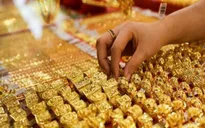 Vì sao giá vàng trong nước bỏ xa giá vàng thế giới?