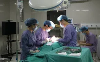 Phẫu thuật khối u tuyến giáp lớn hơn mức bình thường cho bệnh nhân 71 tuổi
