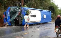 Lật xe khách trên quốc lộ, 19 người bị thương