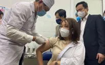 Thứ trưởng Bộ Y tế trực tiếp tiêm vaccine COVID-19 tại Hải Dương