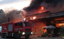 Cháy lớn thiêu rụi 5 ki-ốt và 1 nhà dân
