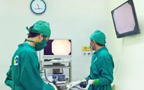 Uống thuốc, nuốt luôn hàm răng giả