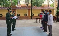 Bắt quả tang 2 đối tượng dùng thuyền đưa 5 người vượt biên sang Lào