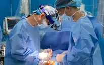 Bác sĩ "bắt" trái tim ngừng đập để hồi sinh cho bệnh nhi