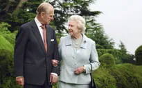 Nữ hoàng Elizabeth II - Hoàng thân Philip: Mối tình từ cái nhìn đầu tiên cho tới lúc ra đi mãi mãi
