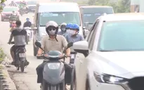 Tái diễn tình trạng đi ngược chiều trên tuyến đường Tố Hữu, Hà Nội