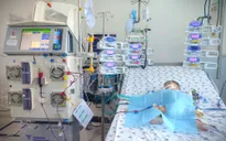 Lọc máu liên tục cứu bé 6 tháng tuổi mắc tay chân miệng do chủng EV71
