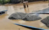 Sà lan mất lái, va chạm vào cống bị chìm