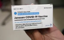 Johnson & Johnson hoãn giao vaccine cho châu Âu
