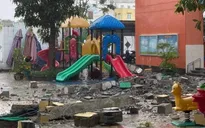 Khối bê tông "khủng" đổ sụp xuống trường mầm non trong cơn mưa trái mùa