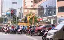 Thi công hầm chui Lê Văn Lương không đúng giấy phép, gây ùn tắc giao thông