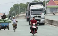 Không có đường gom, người dân bất chấp nguy hiểm đi ngược chiều