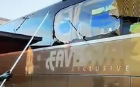 Xe bus chở cầu thủ Real bị CĐV Liverpool tấn công
