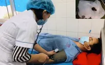 Nội soi khí quản gắp con đỉa suối sống trong mũi bệnh nhân 1 tháng