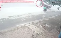 Xe máy phóng nhanh lao vào gầm ô tô