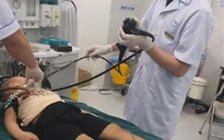 Phẫu thuật gắp que nhựa dài 10 cm trong ruột bệnh nhi 3 tuổi