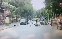 Bị đấm đá túi bụi vì mở cửa ô tô gây tai nạn